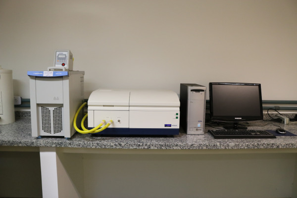 Espectrofotômetro de fluorescência (Hitachi F-7000)